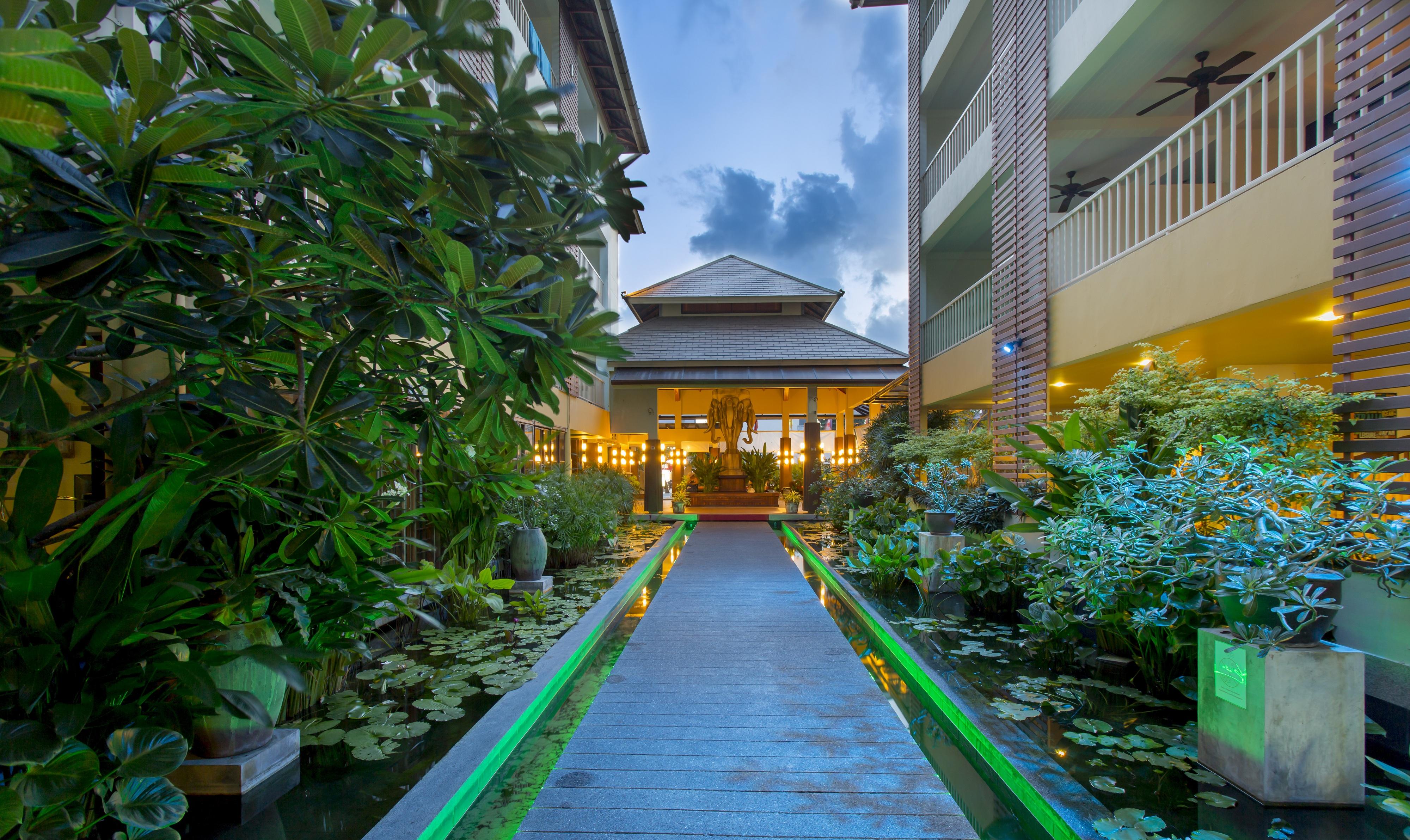 Hotel Woovo Phuket Kata Exterior foto